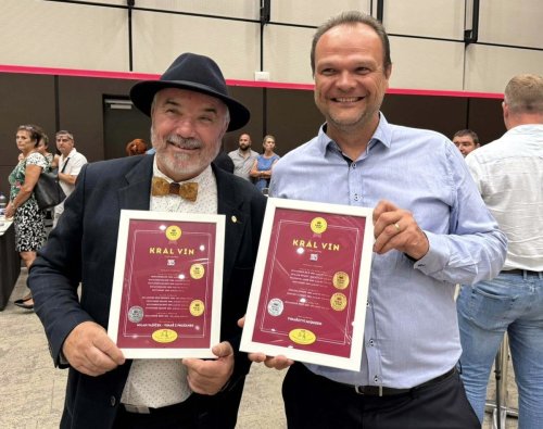 Michal Rovenský (vpravo) s Milanem Vašíčkem přebírali spoustu ocenění v soutěži Král vín (foto: facebook @Vinařství Kněží hora) ocenění vinaři