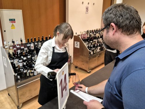 Červená vína patří pravidelně k největším lákadlům obsluha nalévá víno do sklenice