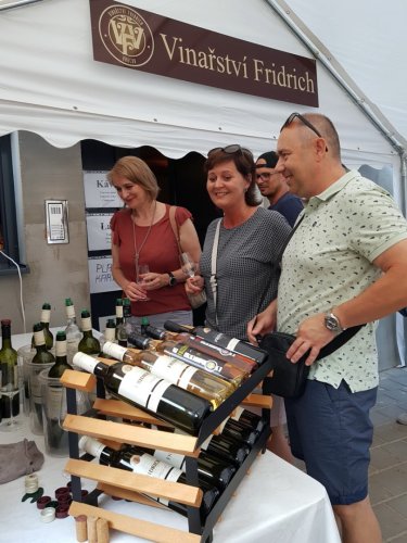 Vinařství se prezentuje i na vinařských akcích. Tento měsíc k němu zavítá i Festival otevřených sklepů. lidé ve stanu vinařství