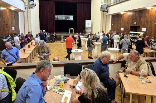 Sál v kulturním domě nebyl nijak výrazně zaplněn Sál v kulturním domě nebyl nijak výrazně zaplněn