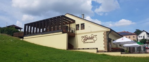 V letních víkendech bylo vinařství připraveno i na návštěvníky budova vinařství Spěvák
