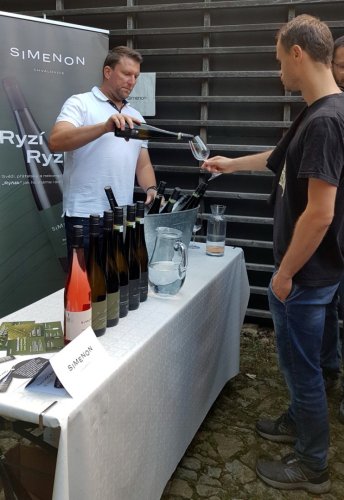 Vinařství Simenon servírovalo ve stínku budovy přitažlivá vína VOC Znojmo vinař nalévá víno