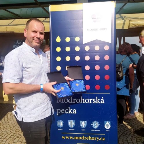 V soutěži Modrohorská pecka je vinařství úspěšné (foto: facebook @Vinařství Hempl) vinař s oceněním