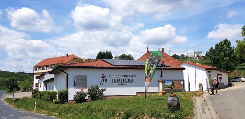 Nepřehlédnutelný areál Rodinného vinařství Jedlička Nepřehlédnutelný areál Rodinného vinařství Jedlička