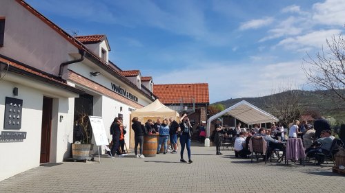 O akci byl mezi vínomilci velký zájem, odpoledne je prohřálo i sluníčko Vinařství Pavel Skrášek