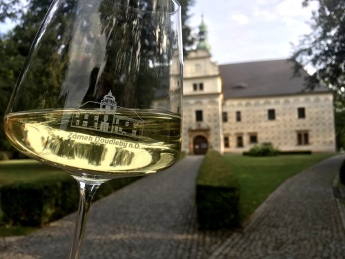 Výrobní prostory vinařství jsou situovány do zámku (foto: facebook @ZámekDoudlebynadOrlicí) Výrobní prostory vinařství jsou situovány do zámku (foto: facebook @ZámekDoudlebynadOrlicí)