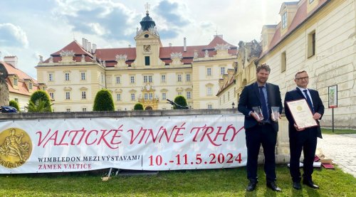 Rok 2024 byl pro vinařství rekordně úspěšný. Post šampiona červených vín vybojovalo na Valtických vinných trzích (foto: facebook @VinařstvíGarčic) Garčicovi s oceněním