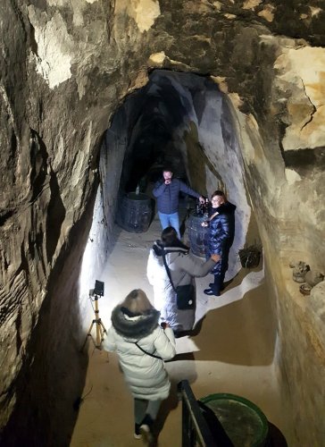 Sklepy mají i původní část vyhloubenou v tradičním pískovci vinný sklep