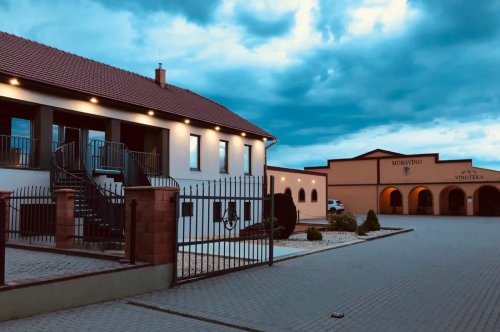 Budovu vinařství Moravíno najdete na kraji Valtic (foto: www.moravino.cz) Budovu vinařství Moravíno najdete na kraji Valtic (foto: www.moravino.cz)
