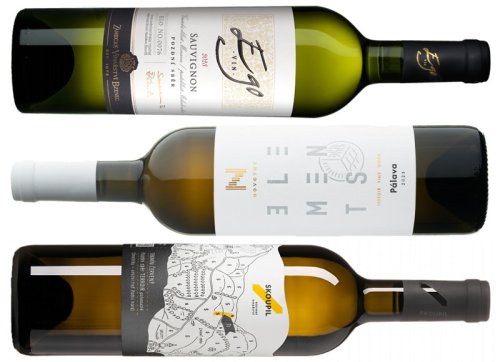 Sauvignon Zámeckého vinařství Bzenec, Pálava Karla Novotného a Tramín červený Rodinného vinařství Skoupil lahve vína