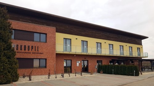 Součástí areálu vinařství je také penzion a restaurace budova vinařství