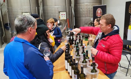 U Košutů se degustovala vína v jejich novém zázemí ve vinařském dvoře obsluha nalévá víno do klenice