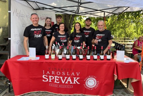 Spěvákovi prezentovali svá vína v létě na několika akcích, největší byla Slípka tour (foto: facebook @Vinařství Jaroslav Spěvák) Spěvákovi prezentovali svá vína v létě na několika akcích, největší byla Slípka tour (foto: facebook @Vinařství Jaroslav Spěvák)
