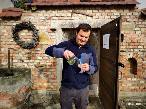 Nechte se od Dominika Labudy pozvat na skleničku. Dominik Labuda nalévá bílé víno ze džbánku.