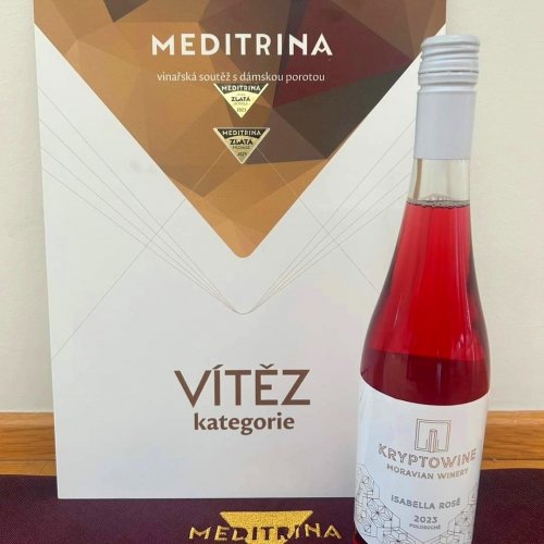 S rosé Isabella sbírá vinařství úspěchy na soutěžích. Naposledy získalo 89 bodů na Jarovínu. Rose Isabella. Lahev vína a ocenění ze soutěže Meditrina.
