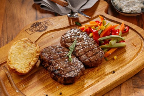 Vína z Alibernetu bezvadně doprovodí hutná masová jídla. Steak na prkýnku se zeleninou
