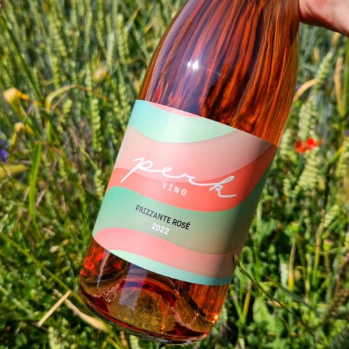 Frizzante rosé působí v chuti sušším dojmem s příjemnou kyselinkou. Frizzante rosé působí v chuti sušším dojmem s příjemnou kyselinkou.
