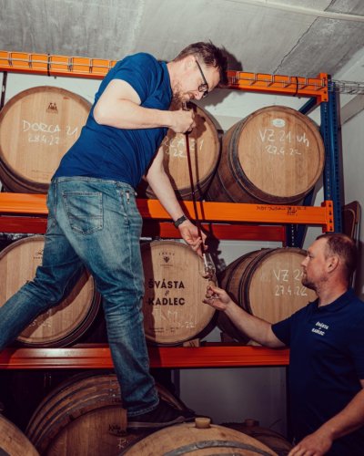 Čím dál více se ve vinařství využívá dřevěných sudů. S koštýřem Igor Švásta, se skleničkou Jan Kadlec. (foto: facebook @vinarstvisk) vinaři se sudy