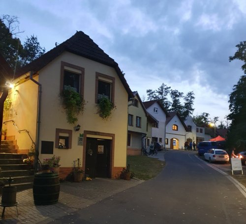 Podvečer mezi sklepy má své kouzlo sklepní ulička Chvalovice