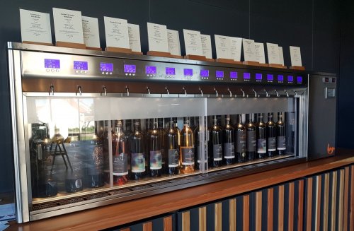 Automat s nabídkou lahví k degustaci automat na víno