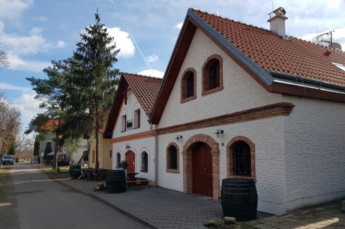 Ve chvalovické sklepní kolonii potkáte spoustu nových či opravených sklepů Sklepní kolonie u Chvalovic