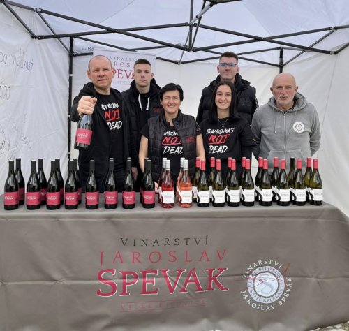 Rodinný tým vinařství je vždy připraven se o návštěvníky akcí stoprocentně postarat (vlevo Jaroslav Spěvák; foto: facebook @Vinařství Jaroslav Spěvák)) Rodinný tým vinařství je vždy připraven se o návštěvníky akcí stoprocentně postarat (vlevo Jaroslav Spěvák; foto: facebook @Vinařství Jaroslav Spěvák))