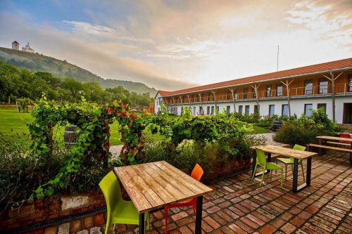 Hotel Ryzlink a pohled na Svatý kopeček v Mikulově 