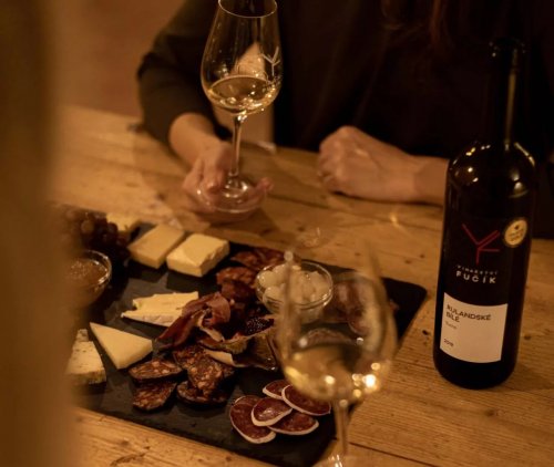 Lahev vína, sklenička a pohoštění ve Vinařství Fučík 