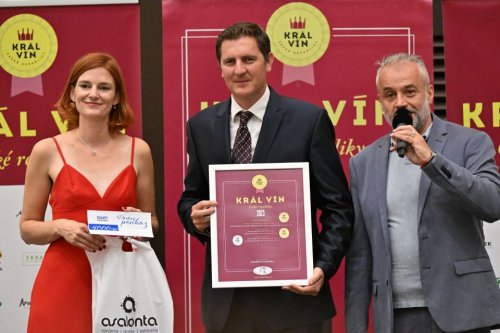 Cenu za nejlepší perlivé víno obdrželo Vinařství U Kostela Polešovice (foto: Václav Šálek, www.kralvin.cz)  přebírání ceny