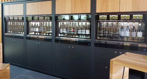 Automaty jsou napěchované víny, celkem jich je k ochutnání přes devadesát automat