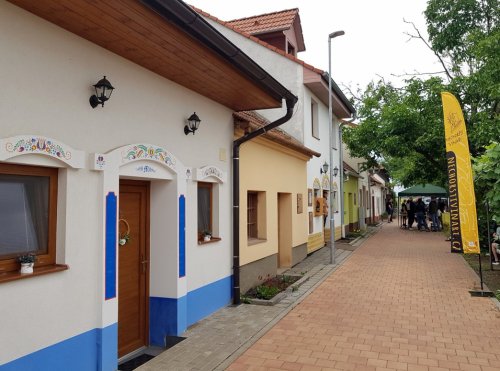 Otevřené sklepy byly viditelně označeny spolkovou vlaječkou Otevřené sklepy byly viditelně označeny spolkovou vlaječkou