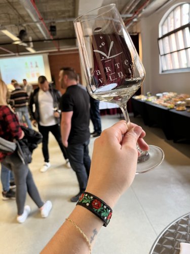 Sklenice s logem vinařství (foto: facebook @ArteVini) sklenice vína