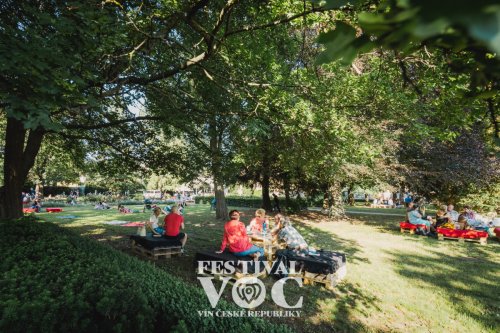 V parku bude připravené také stylové posezení (foto: www.vocbzenec.cz) FESTIVAL VOC VÍN v Bzenci - vínomilci sedí v zámeckém parku na sezení připraveném z palet