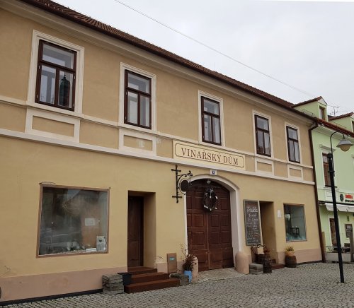 Vinařský dům Jiřího Kopečka na valtickém náměstí  budova Vinařského domu