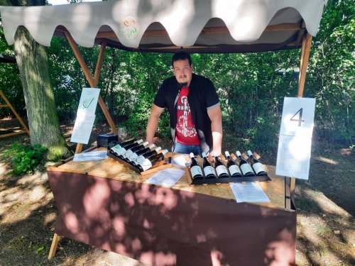 V omezených šaržích najdete speciální vína včetně oranžových. Vinař Šimon Jančura za stánkem na festivalu vín.