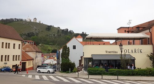 I z druhého pohledu dostanete Vinotéku Volařík do společnosti mikulovských pamětihodností budova Vinotéky Volařík a Svatý kopeček