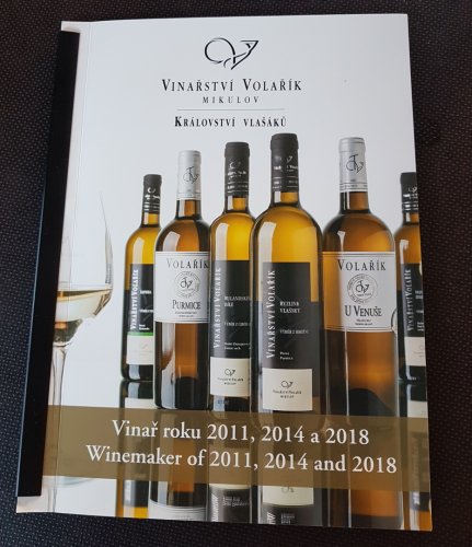 Přebal menu připomíná nejen úspěchy v soutěži Vinař roku, ale také přiléhavé označení Království vlašáků menu Vinotéky Volařík
