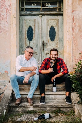 Vinařství nese společné jméno dvou generací - vlevo tchán Pavel Novotný (foto: facebook @vinařstvínovotnýbílek) degustující vinaři