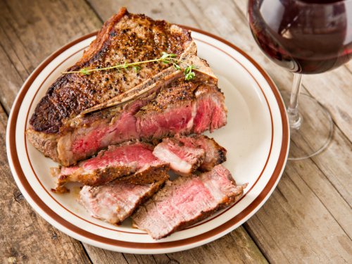 Vína z Modrého Portugalu se dobře párují s vepřovými steaky Vepřový steak a sklenice červeného vína