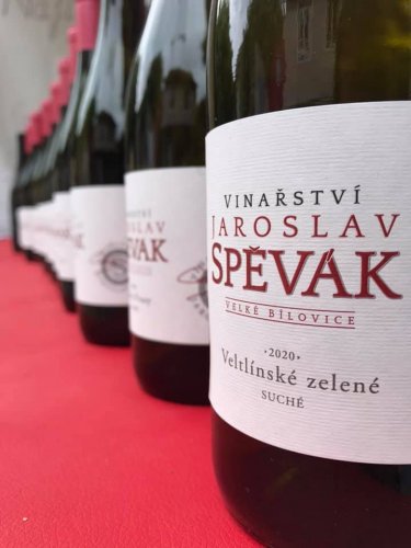 Vína Jaroslava Spěváka doporučujeme rozhodně k ochutnání Detail etiket lahví vinaře Jaroslava Spěváka