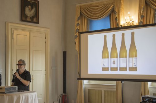 Nový návrh etiket vytvořilo a představilo studio Najbrt Zástupce Studia Najbrt stojí u prezentace nových etiket v Lobkovickém paláci