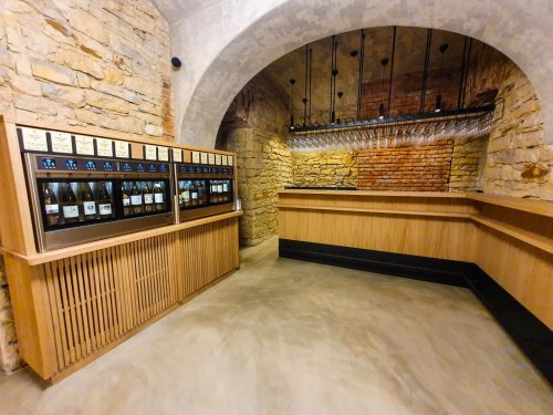 Koštomaty nabízí desítky lahví po skleničce Koštomaty ve sklepě vinného baru WineList