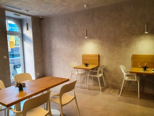 V kavárně si můžete objednat kávu i různé druhy limonád Kavárna baru Wine bar se stoly a židlemi