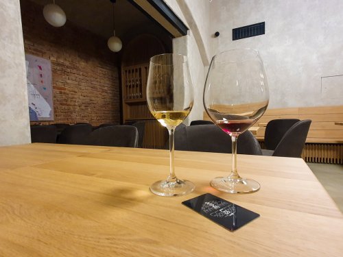 Hned po příchodu nám byly nabídnuty skleničky na bílé a červené víno Sklenička na bílé a sklenička na červené víno na stole pražského wine baru Wine List