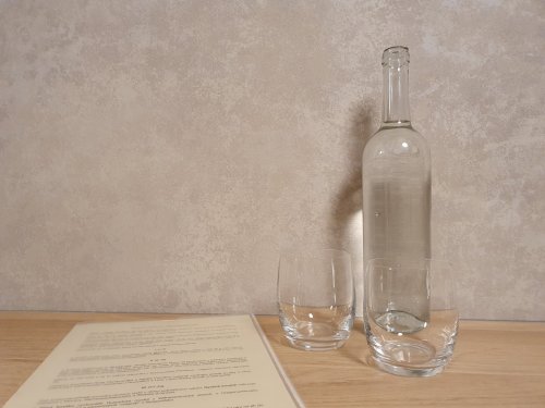 Voda je součástí ochutnávky vín Sklenice na vodu a lahev s vodou v pražském baru WineList
