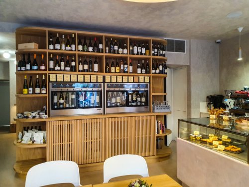 V přízemí se nachází vinný bar s kavárnou Vinný bar s kavárnou pražského WineListu