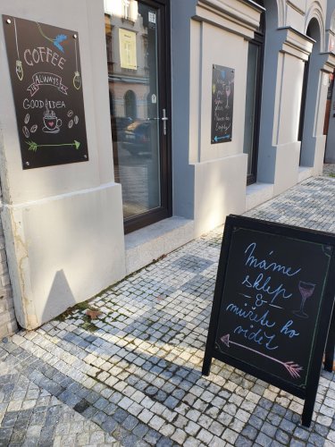 Cedule před barem naladí už před příchodem Cedule s nápisem stojí před barem WineList na chodníku