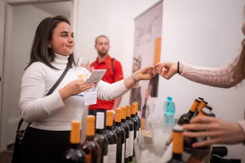 Návštěvníci mohli využívat k degustaci žetony (foto: Natalie, facebook @Vínozblízka) Návštěvnice festivalu