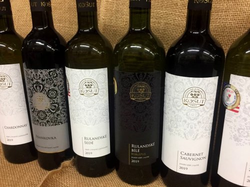 Široké portfolio vín nedávno dostalo nové etikety (foto: www.kosut.wine) Široké portfolio vín nedávno dostalo nové etikety (foto: www.kosut.wine)
