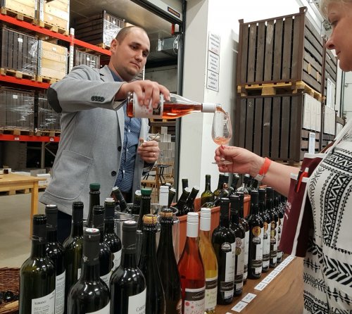 V nabídce zůstává i mnoho vín starších ročníků, při otevřených sklepech je jim věnována druhá místnost V nabídce zůstává i mnoho vín starších ročníků, při otevřených sklepech je jim věnována druhá místnost